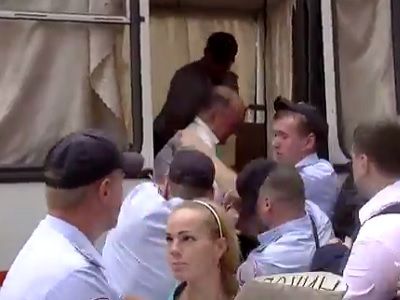 Задержание голодающих матерей и кандидатов в депутаты. Фото: скриншот видео sotavision Задержание голодающих матерей и кандидатов в депутаты. Фото: скриншот видео sotavision